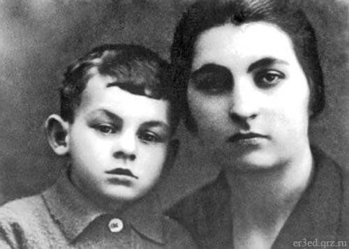 Ашхен Налбандян с маленьким сыном Булатом Окуджавой